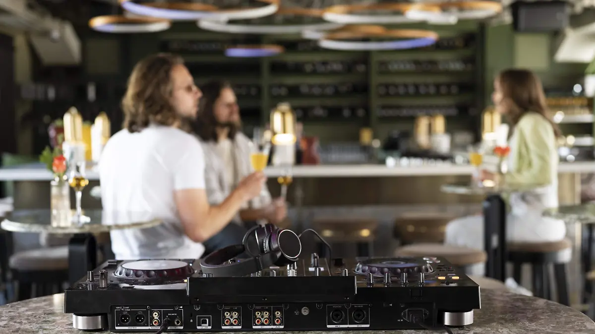 gente-disfrutando-de-su-tiempo-en-una-fiesta-de-dj