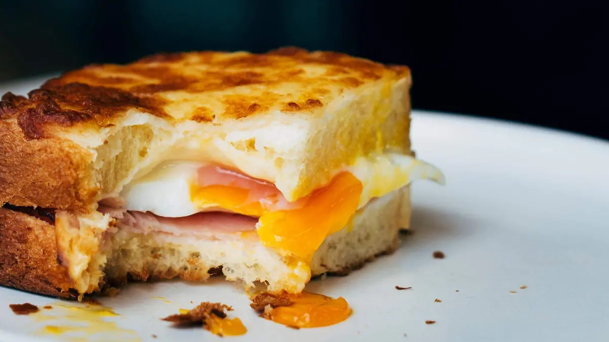 La resaca está relacionada con deshidratación, inflamación y baja de azúcar en la sangre.