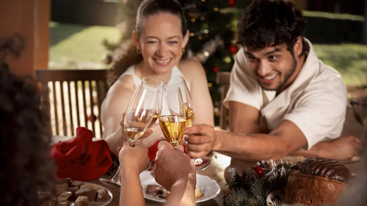 people-cheering-christmas-southern-hemisphere