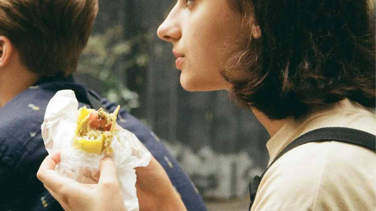 El cuerpo gasta energía incluso después de comer, un proceso conocido como efecto térmico de los alimentos.