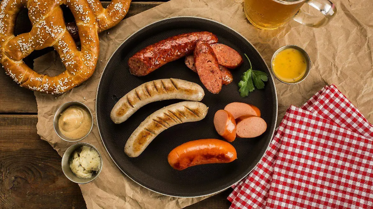 Jamón, salchicha y tocino son ejemplos comunes de carne procesada en la dieta cotidiana.