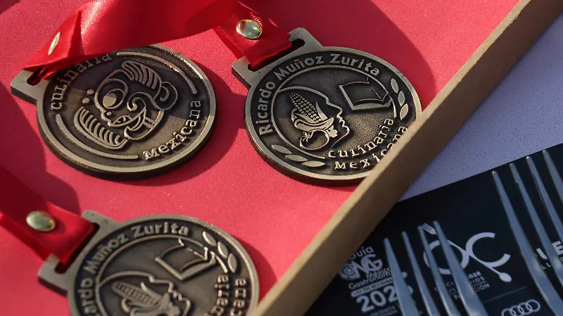 Medallas especiales otorgadas por el chef Ricardo Muñoz Zurita