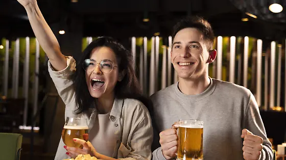 medium-shot-cheerful-friends-pub