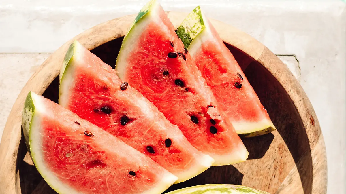 Comer fruta entera es diferente a beber su jugo en términos de saciedad y absorción de azúcar.