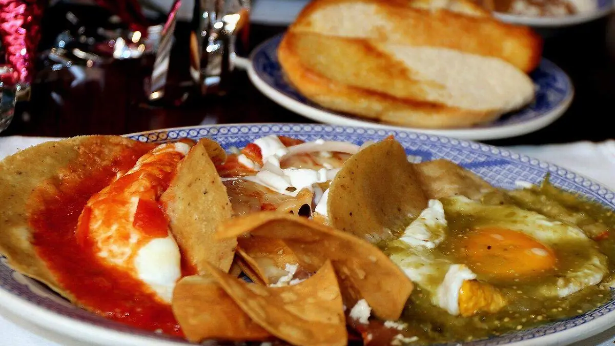 Huevos_Rancheros_Divorciados_(49646201183)