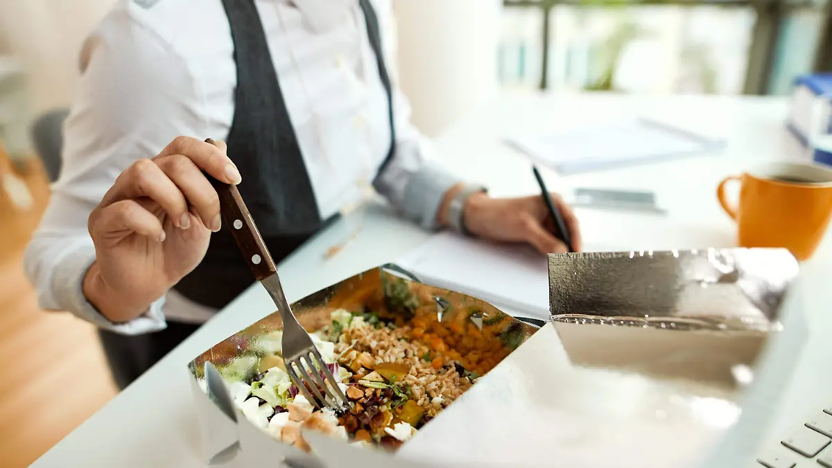 closeup-businesswoman-having-healthy-meal-while-working-office