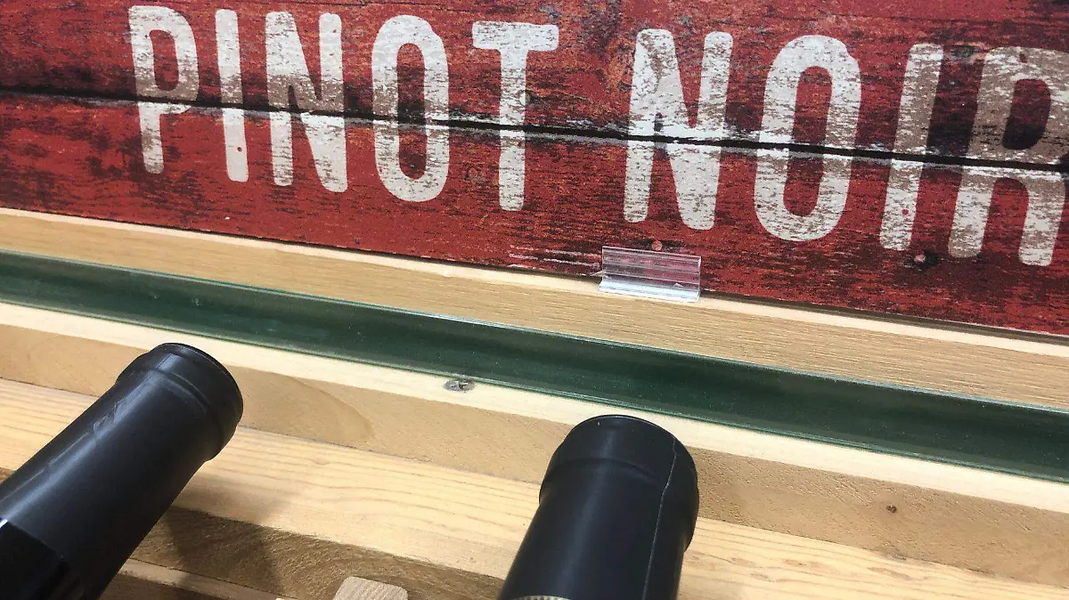 El Pinot Noir destaca por taninos suaves y textura sedosa.