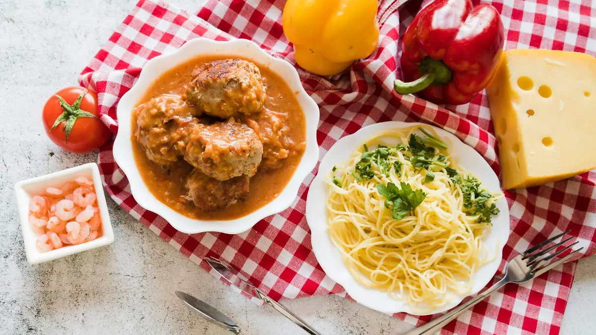 Albóndigas en salsa española