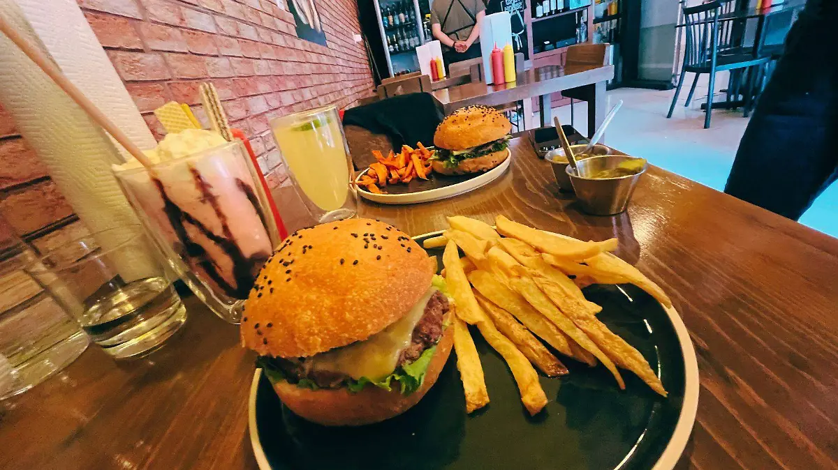 3 Aderezo Open House Burgers