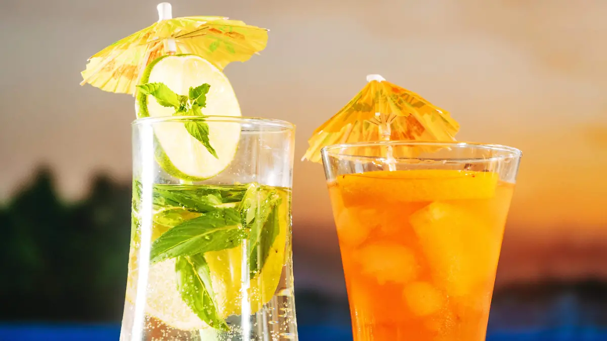 fresh-orange-drinks-with-sliced-lime-mint-ice-cubes