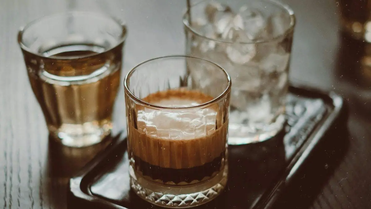 El consumo excesivo de alcohol sigue siendo una de las principales causas de daño hepático.