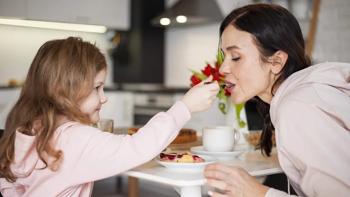 daughter-mother-sharing-dessert-together