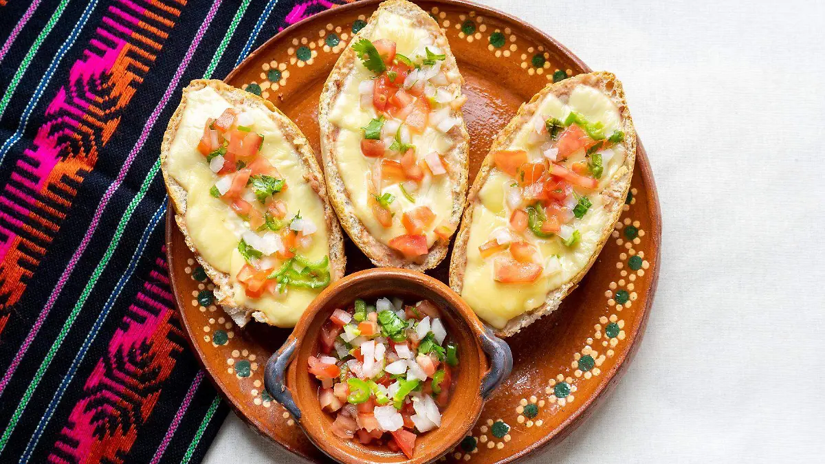 1 ADEREZO Molletes pan frijoles