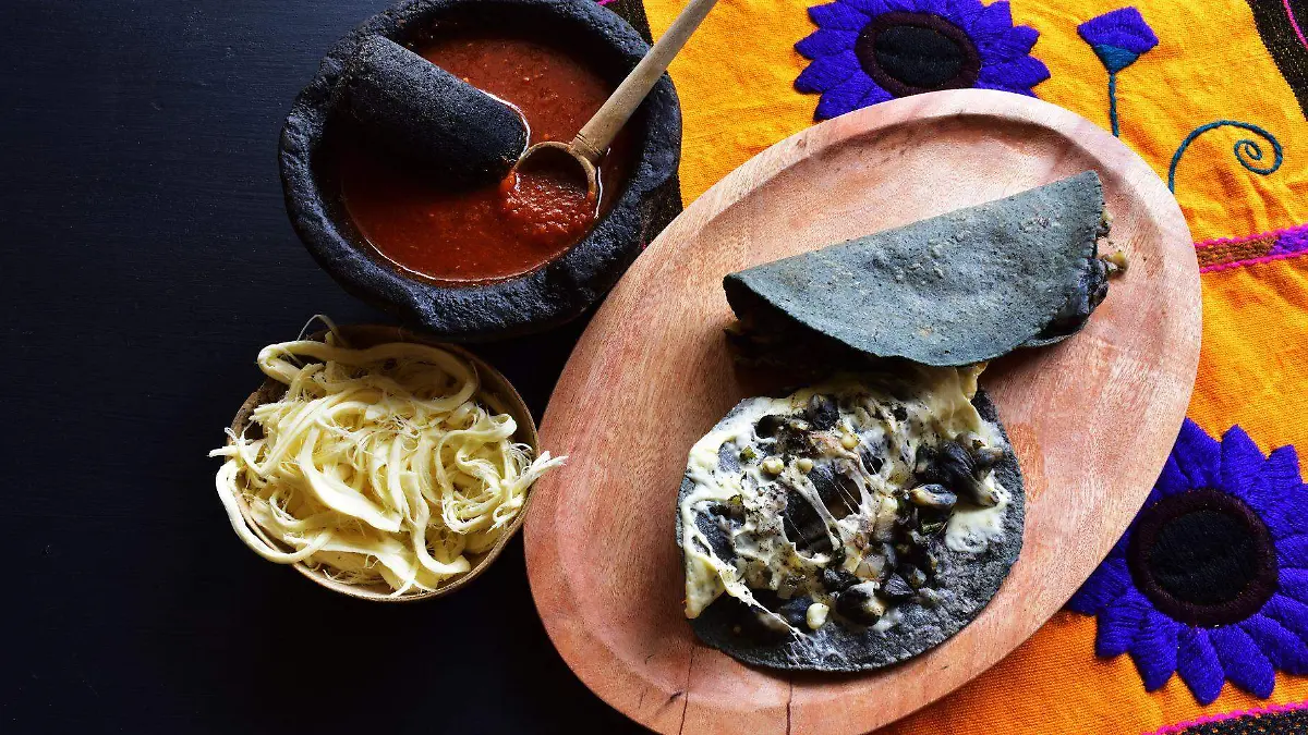 El huitlacoche crece naturalmente en las mazorcas de maíz durante la temporada húmeda y es considerado un ingrediente tradicional mexicano.