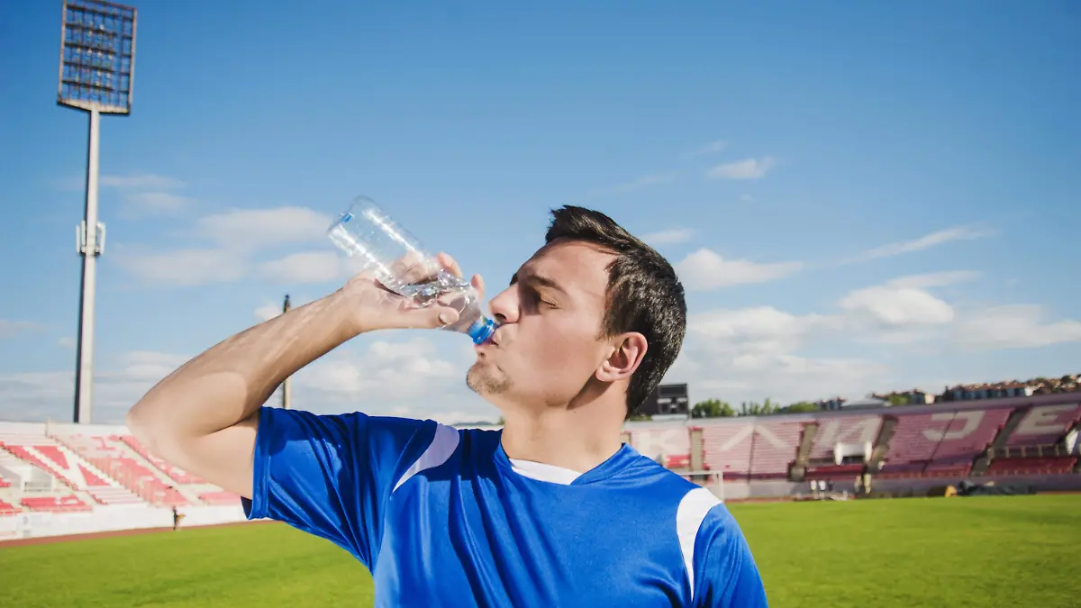 football-player-drinking-water