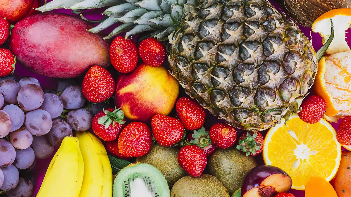 grapes-strawberries-pineapple-kiwi-apricot-banana-whole-pineapple
