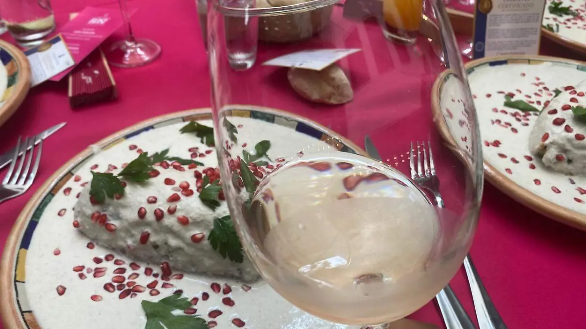 chile en nogada con vino rosado_WhatsApp Image 2026-07-20 at 5.19.19 PM