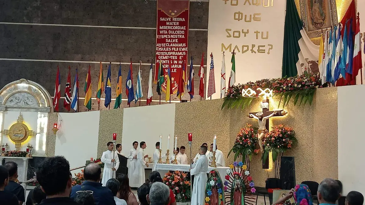 Católicos celebrando a la Virgen de Guadalupe