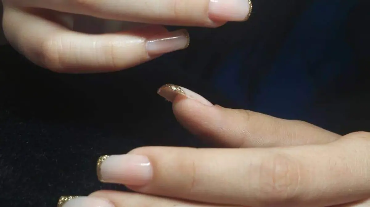 uñas con diseño francés