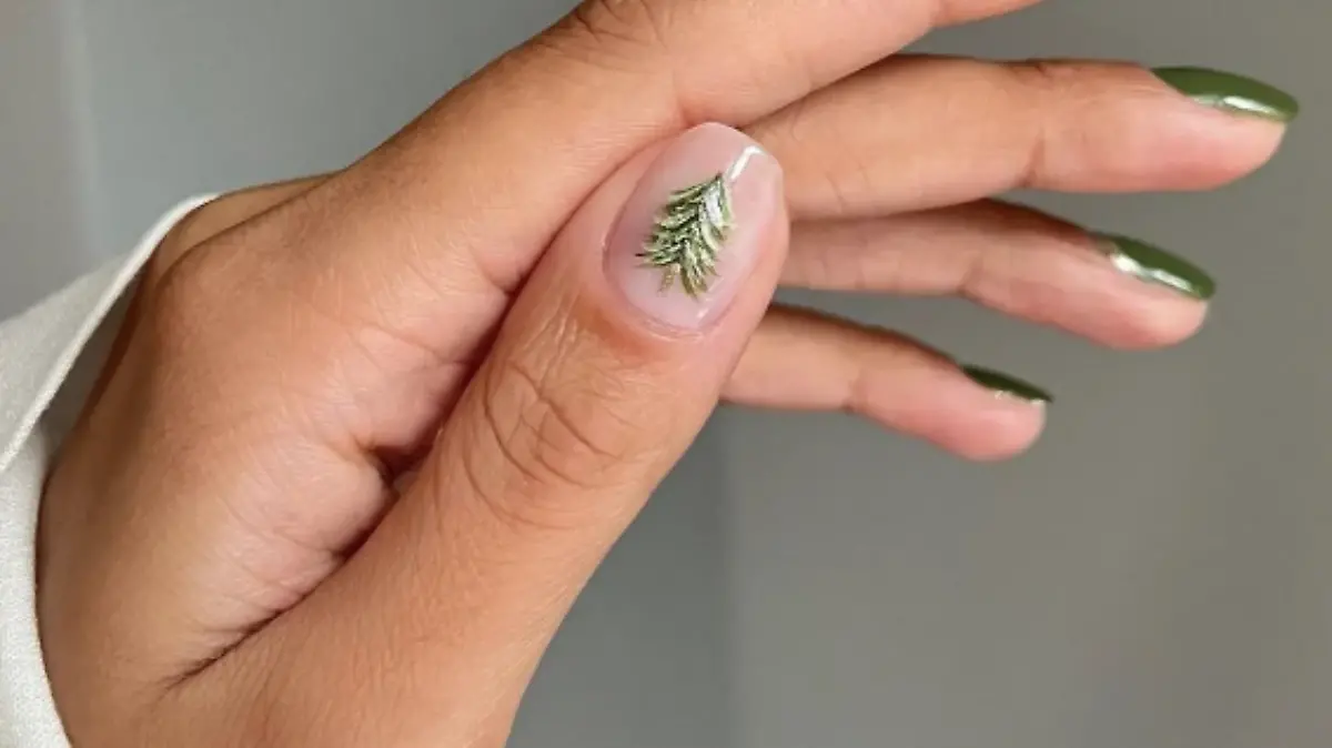 Uñas verdes con árboles navideños