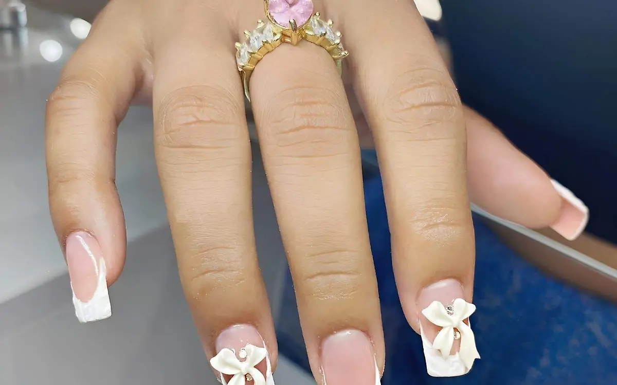 uñas con charms de moños