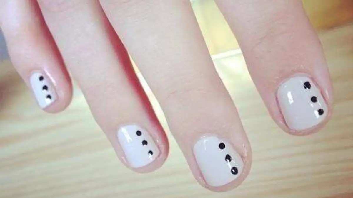 uñas con puntos