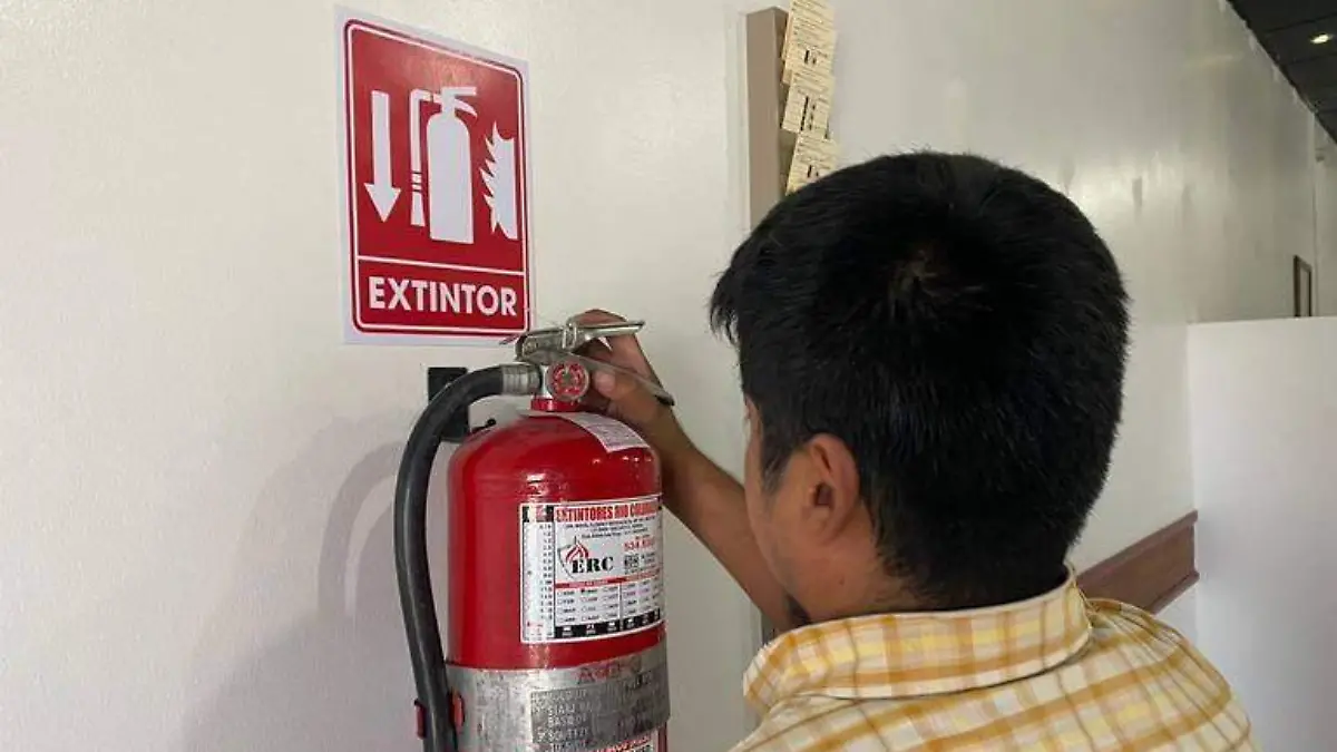 Hombre agarrando extintor