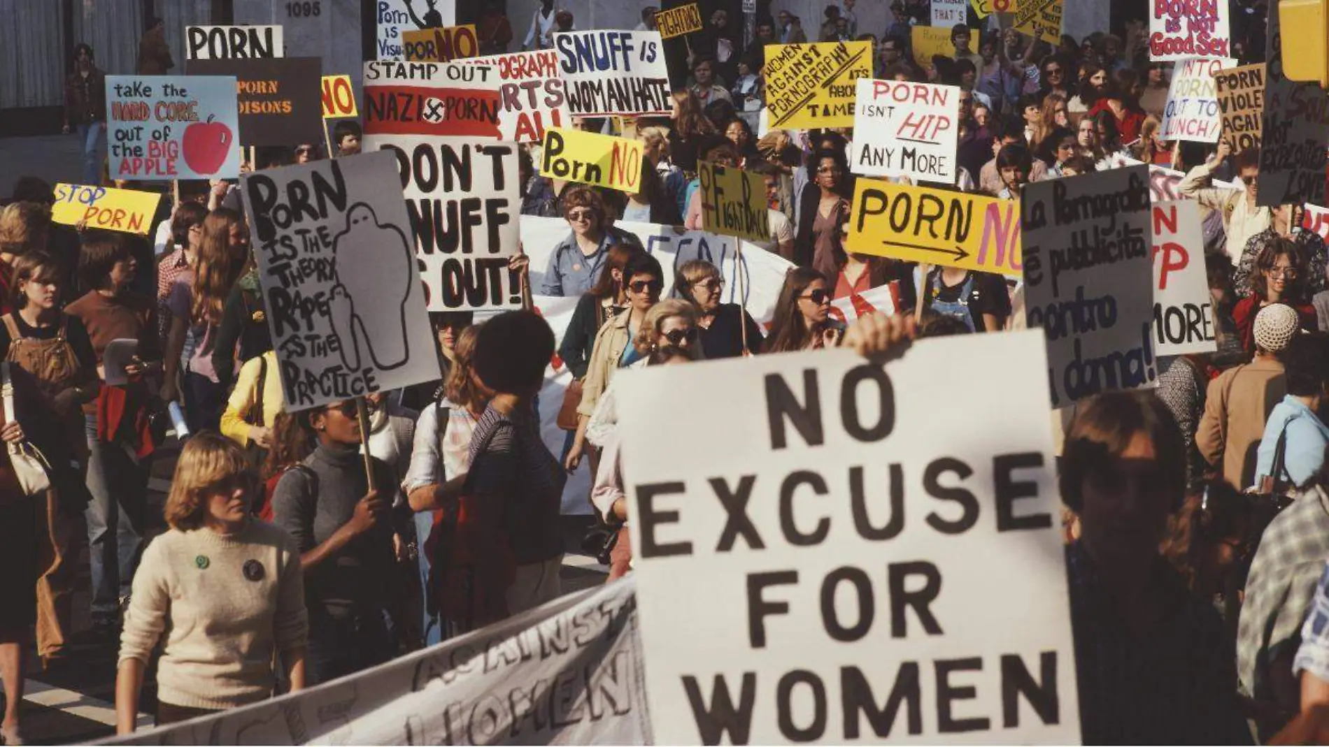 Mujeres con pancartas manifestandose