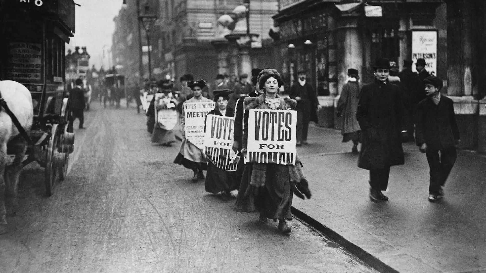 Mujeres marchando 