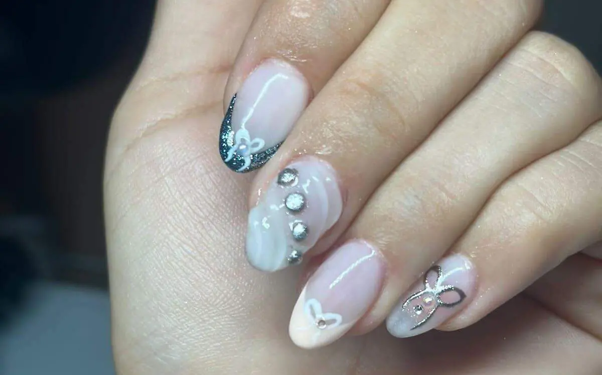 uñas con lazo coquette