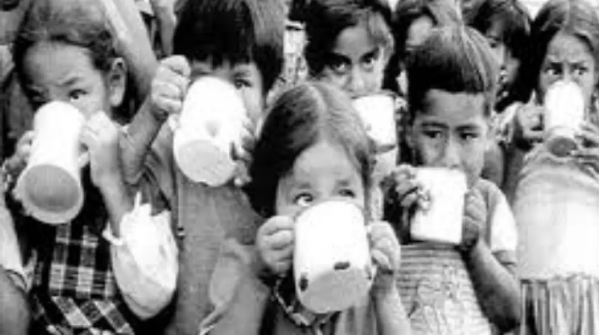 Niños tomando leche