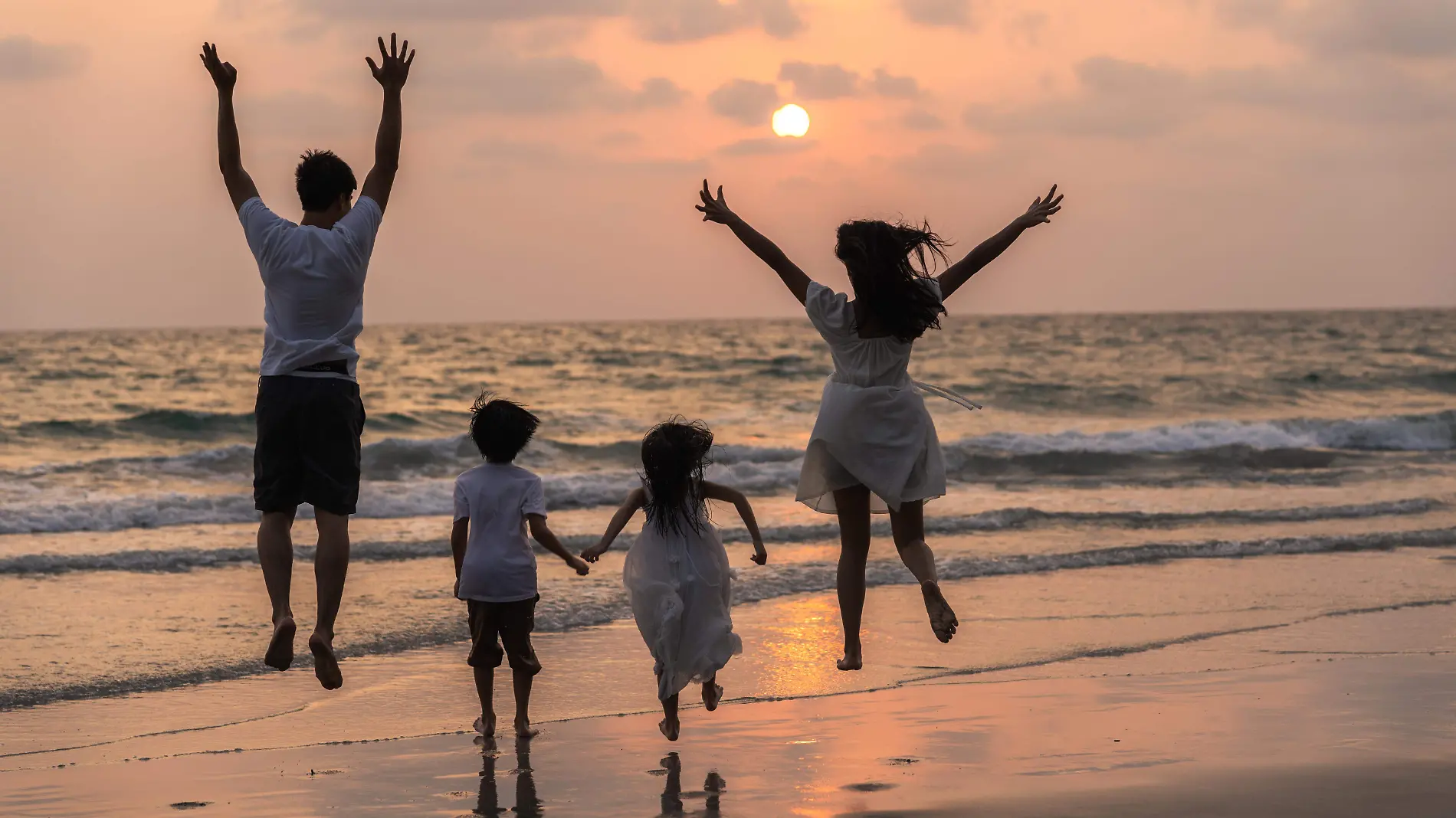 familia-feliz-joven-asiatica-disfruta-vacaciones-playa-noche-papa-mama-nino-relajan-corriendo-juntos-cerca-mar-mientras-puesta-sol-silueta-concepto-estilo-vida-viajes-vacaciones-vacaciones-verano