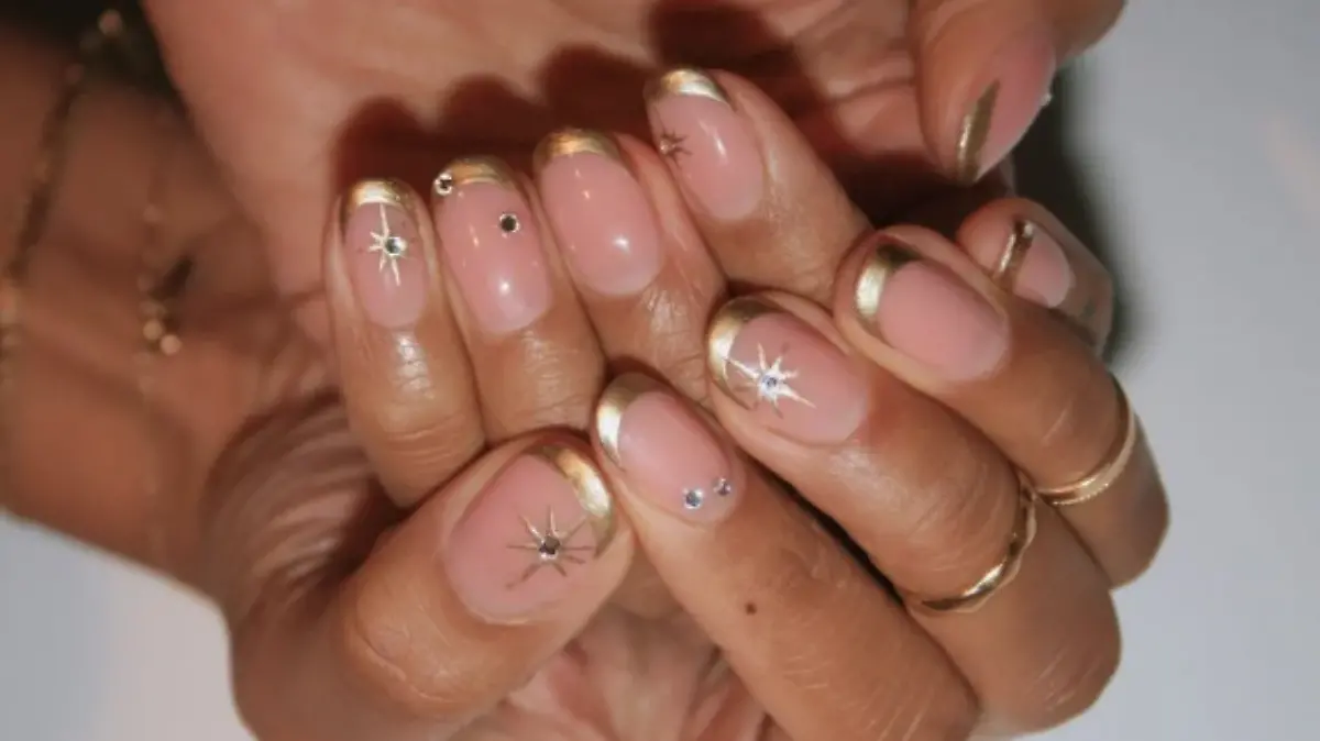 Uñas french doradas con estrellas
