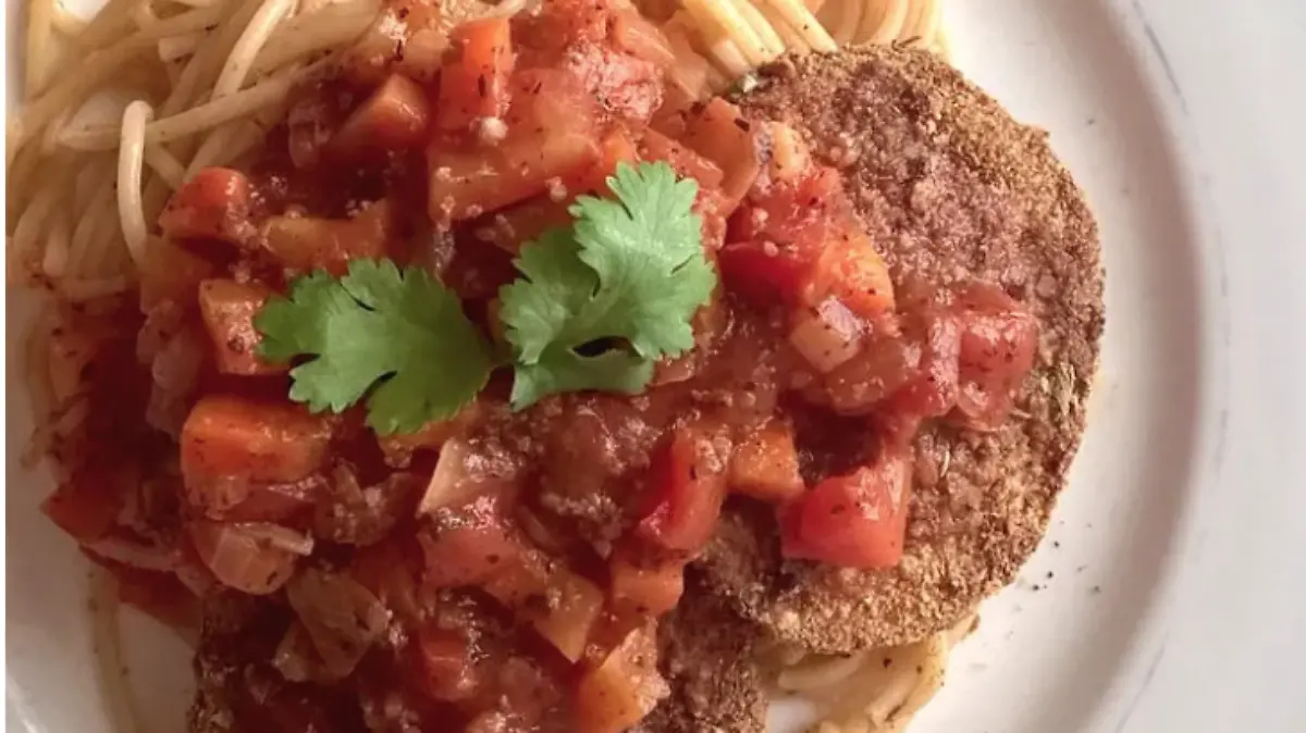 Spagueti con milanesa de berenjena