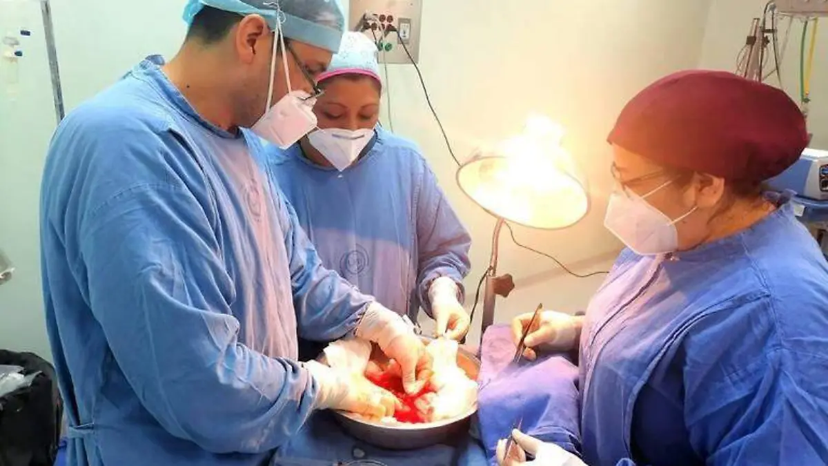 médicos en cirugía