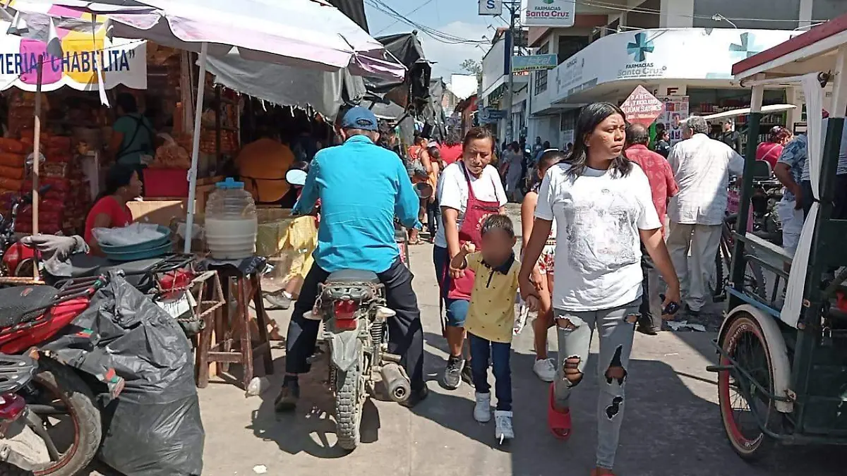 personas en mercado de huixtla
