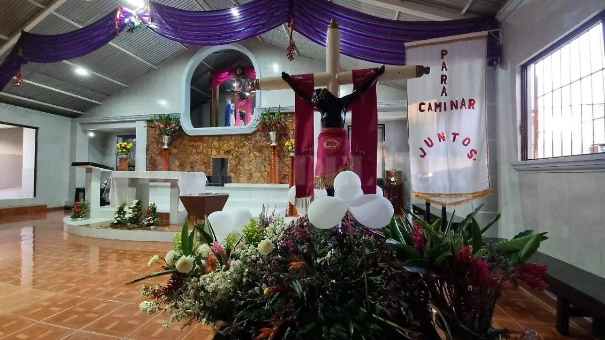 Señor de Esquipulas con ofrendas