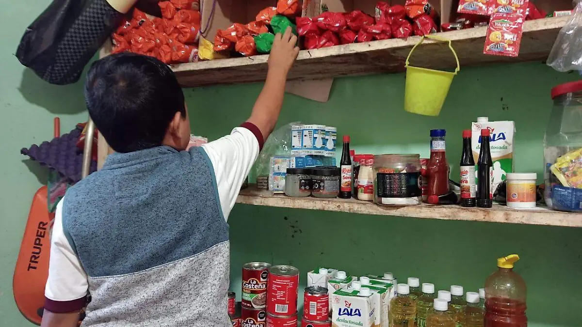 niño alcanzando galletas