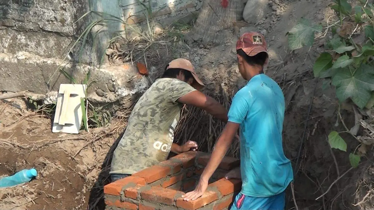 hombres trabajando en construcción