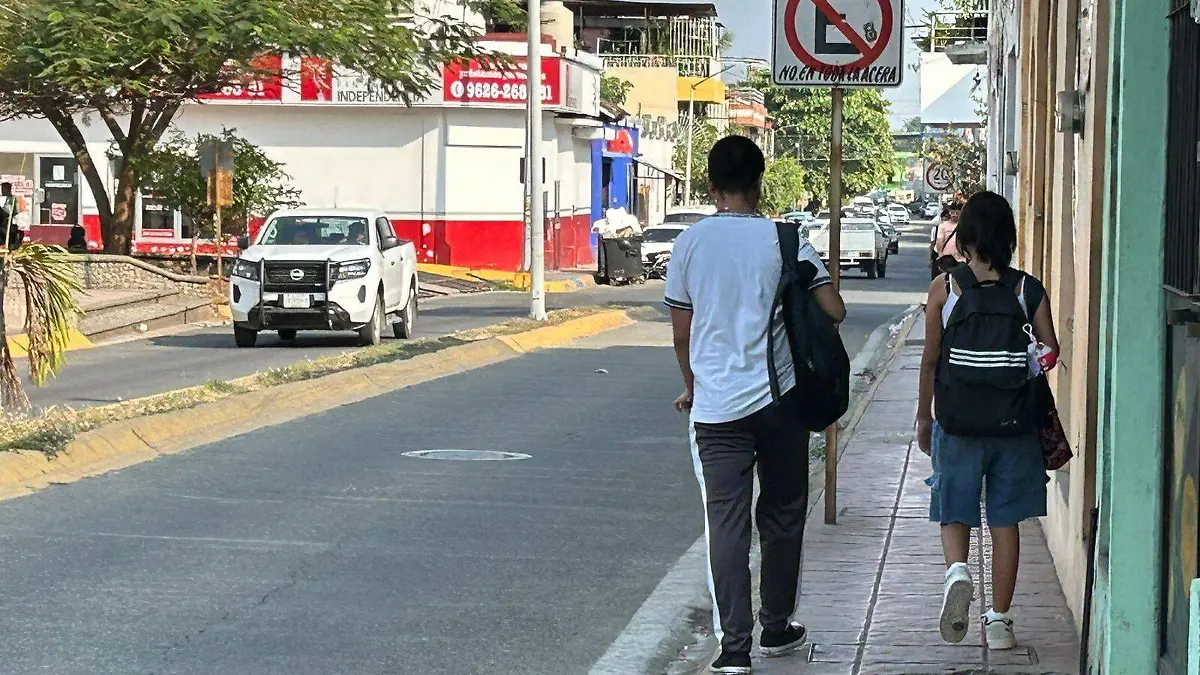 estudiantes caminando