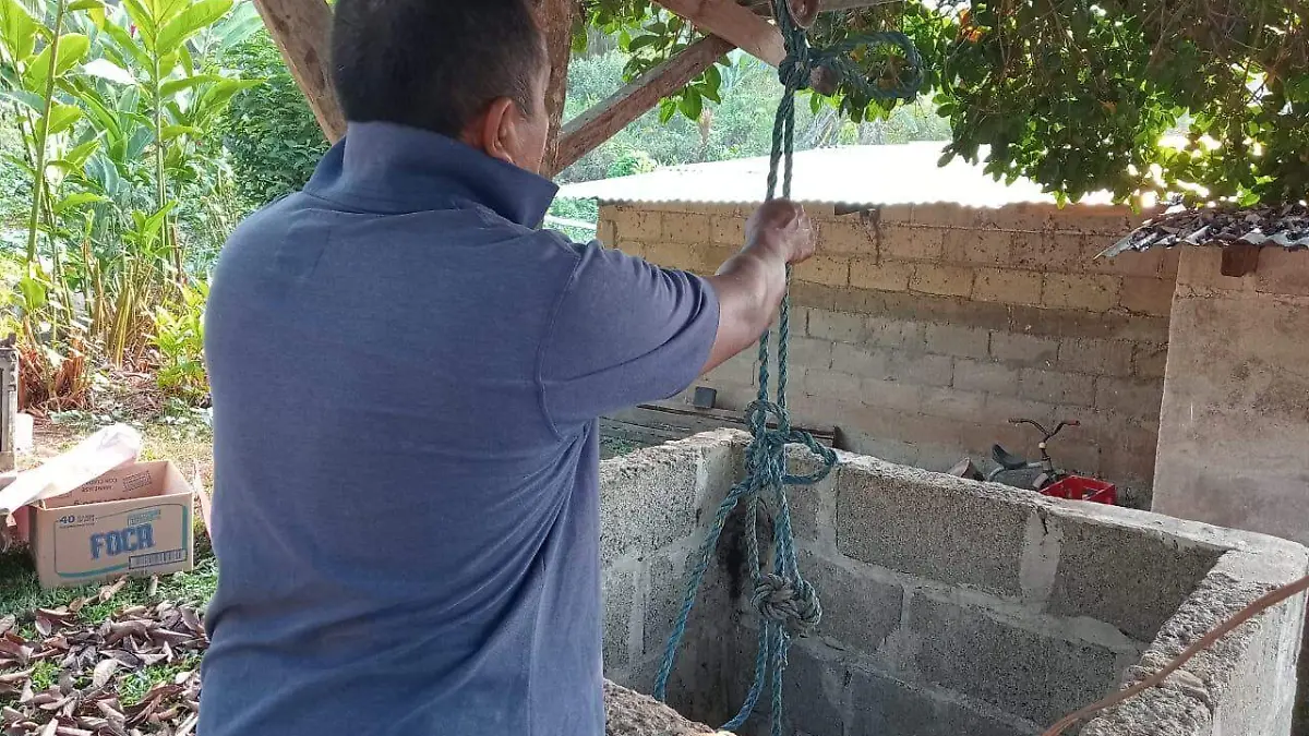 hombre parado en un pozo