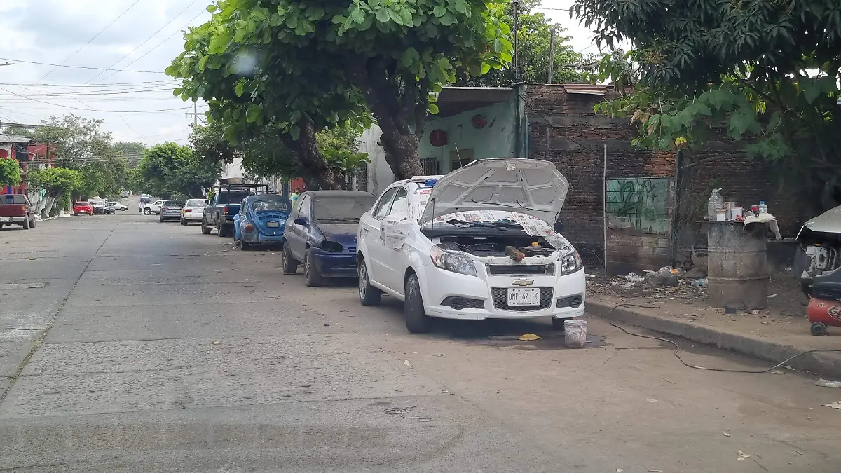 auto blanco descompuesto
