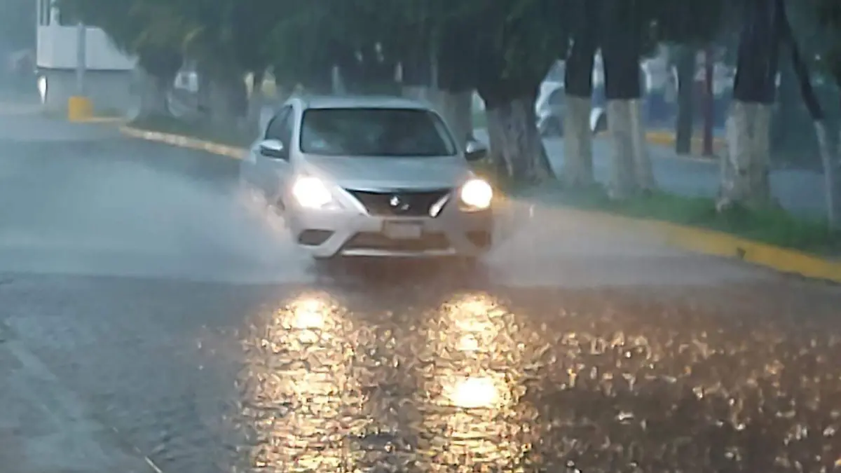 lluvias auto en calle