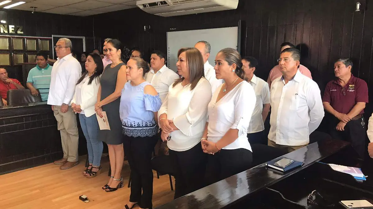 funcionarios, ruedan cabezas