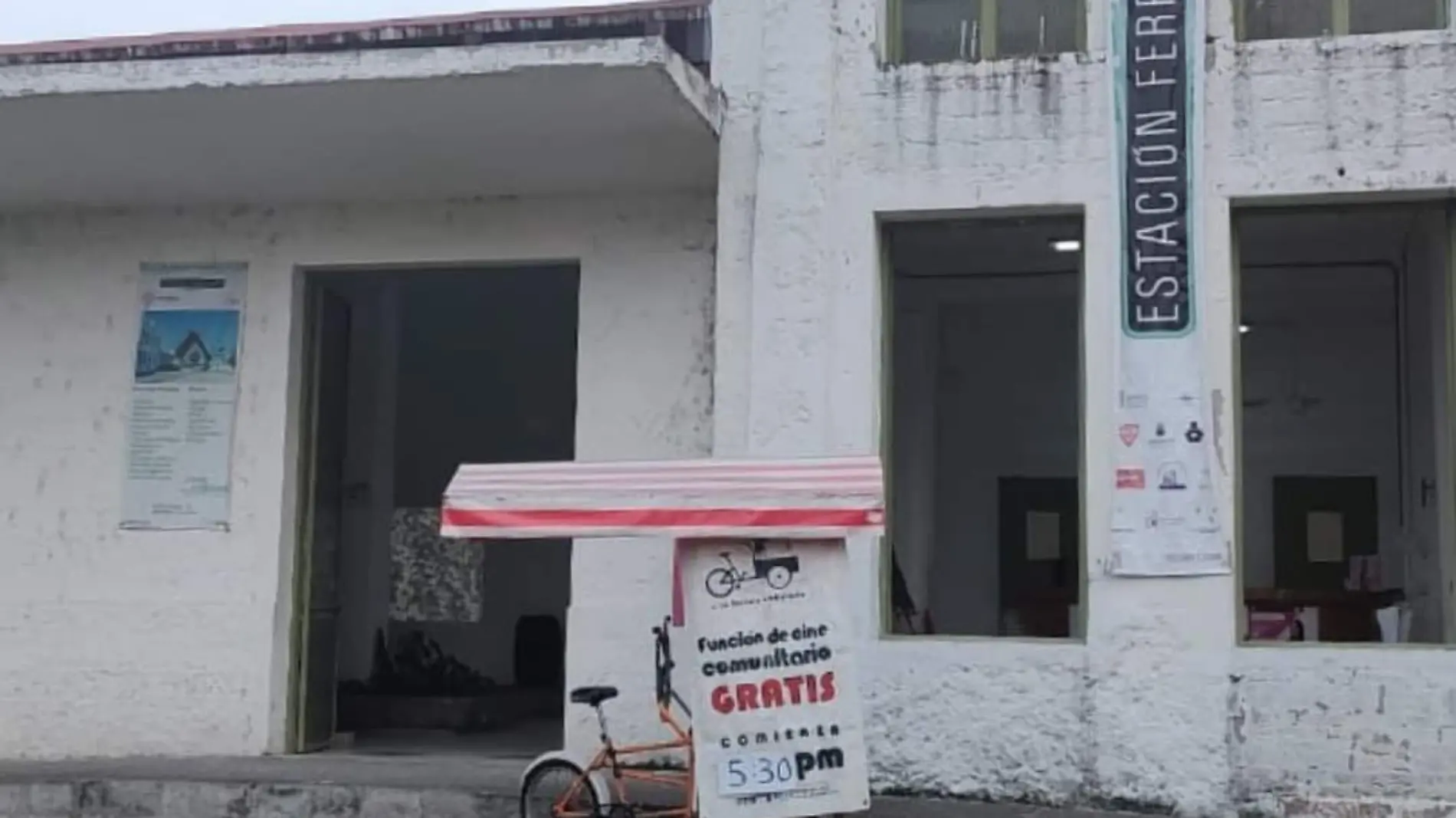 cine triciclo en la estación ferroviaria