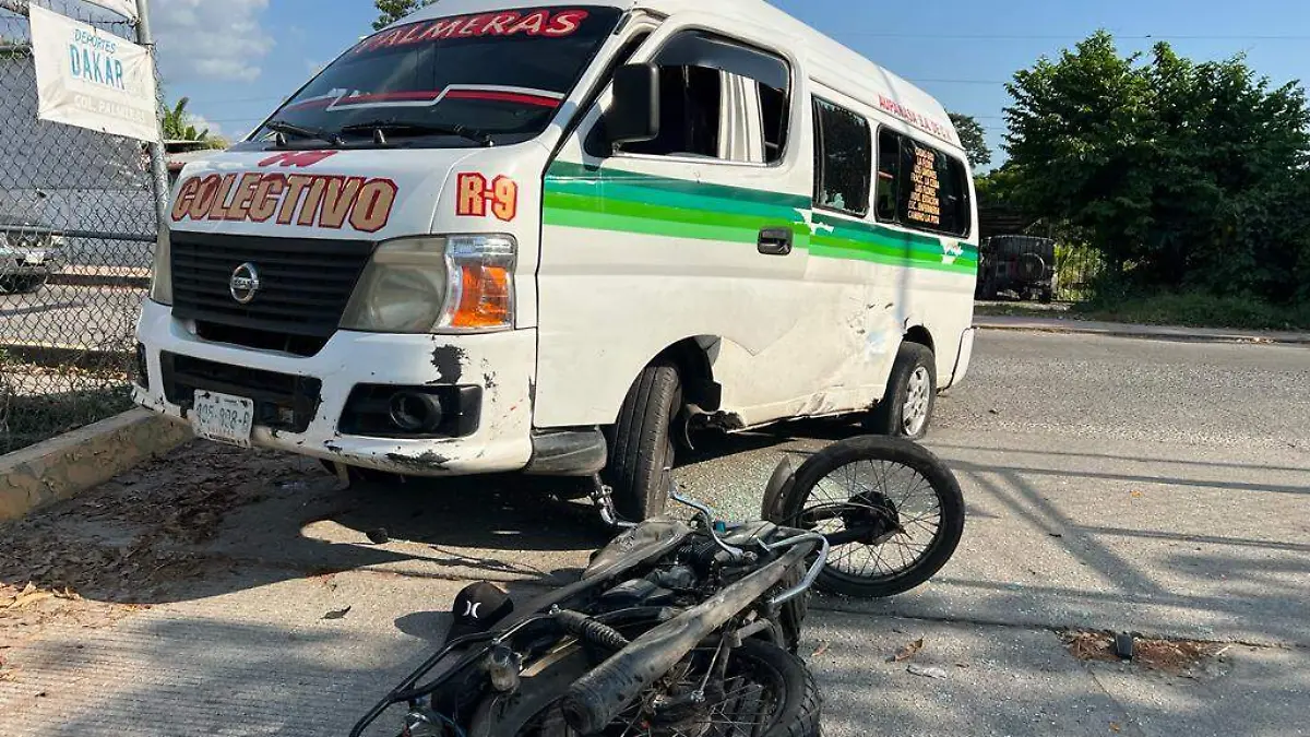 combi choca contra motociclista