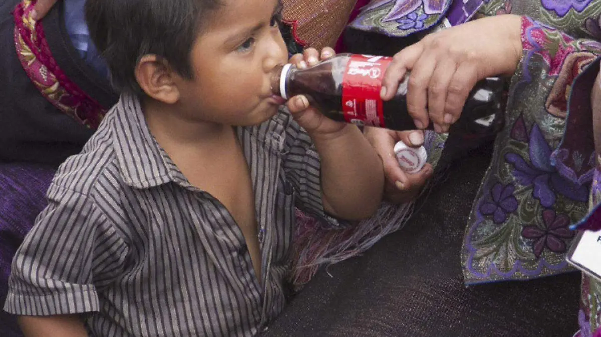 Niño tomando coca