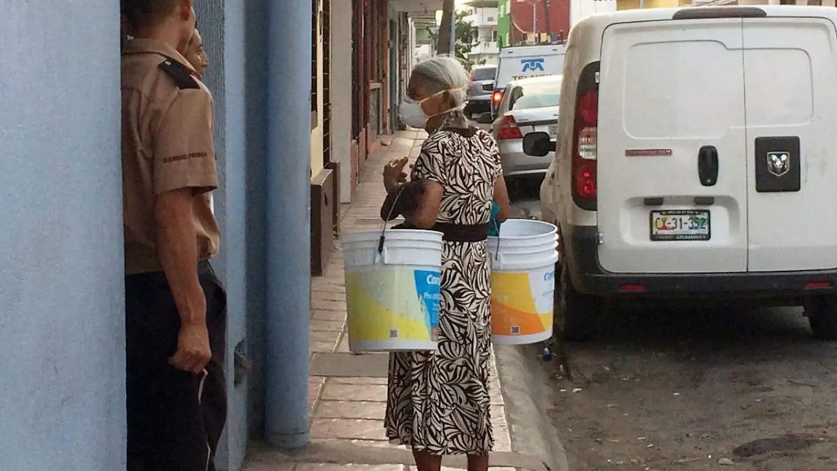 Anciana vulnerable salud trabajo