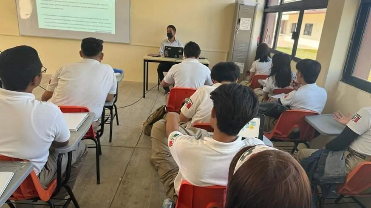estudiantes tomando clases