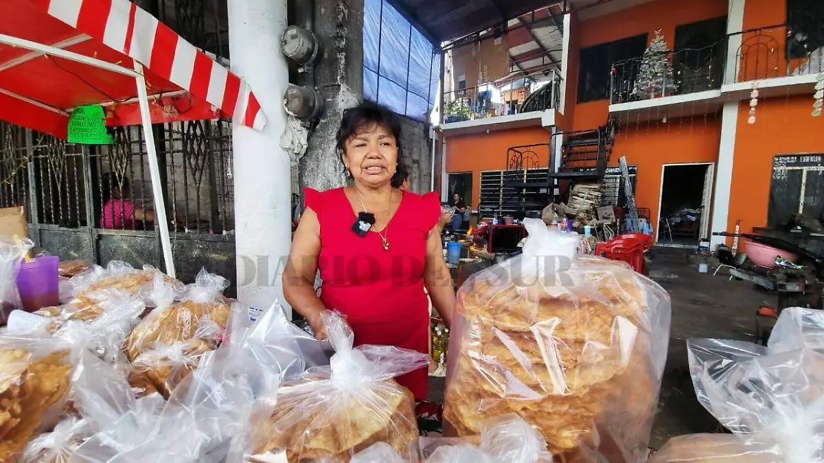 mujer con varias hojuelas en bolsa